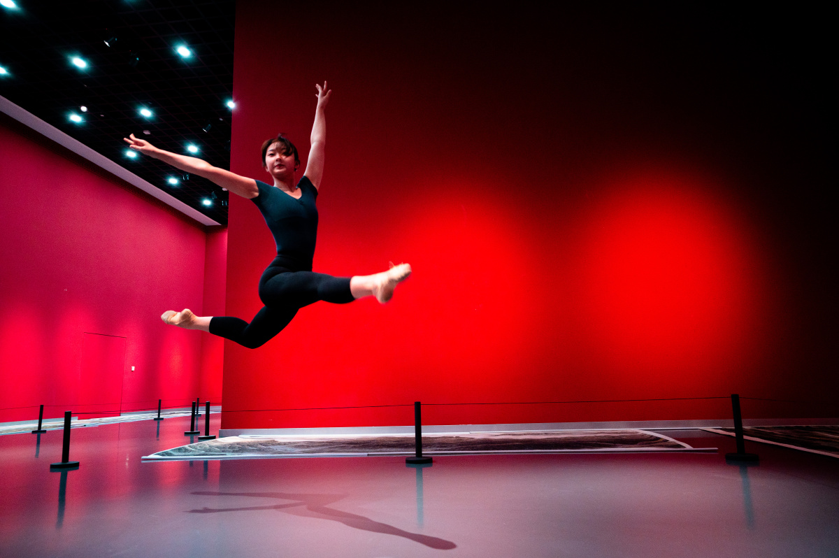 红色室内跳舞的女孩