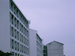 979011
