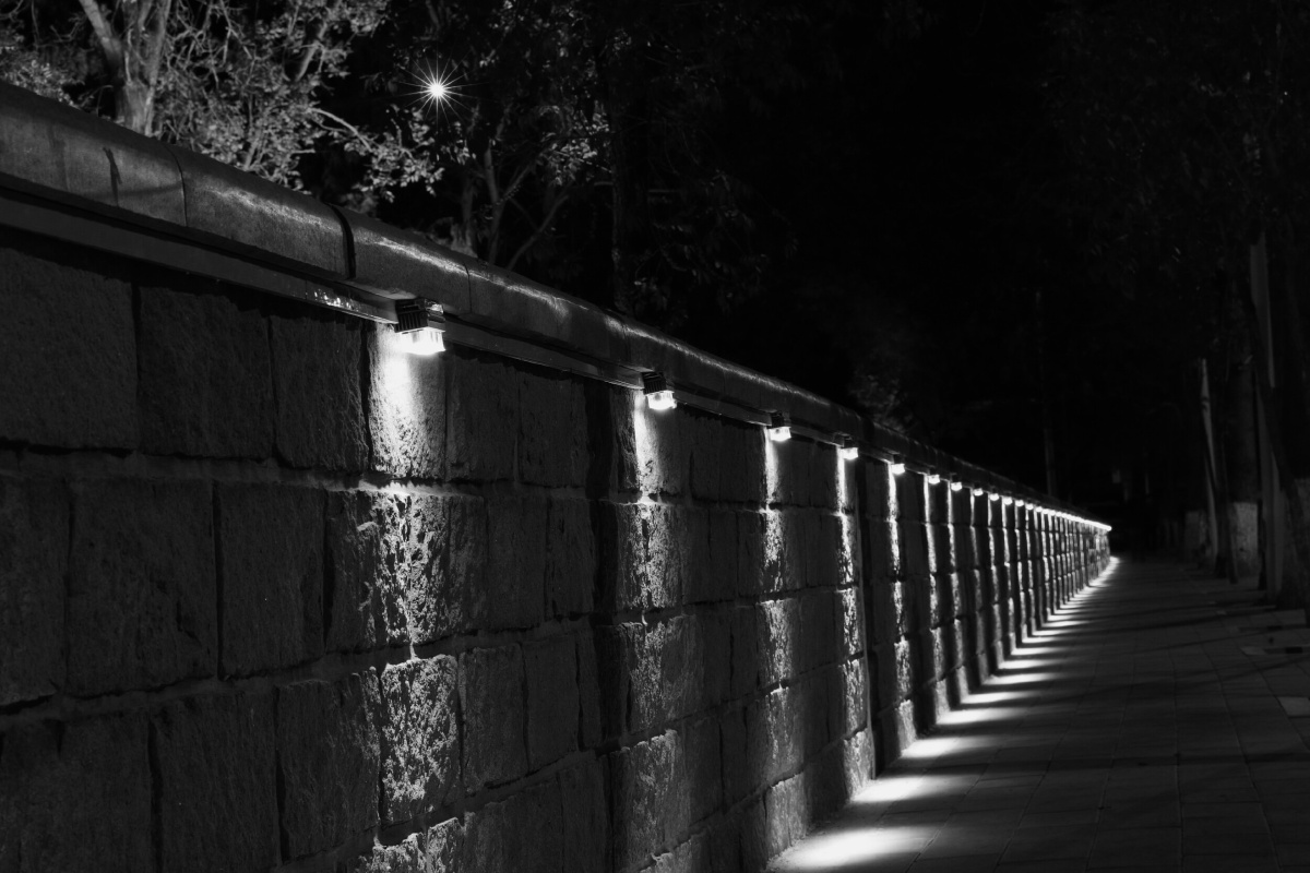 黑白色调的灯光