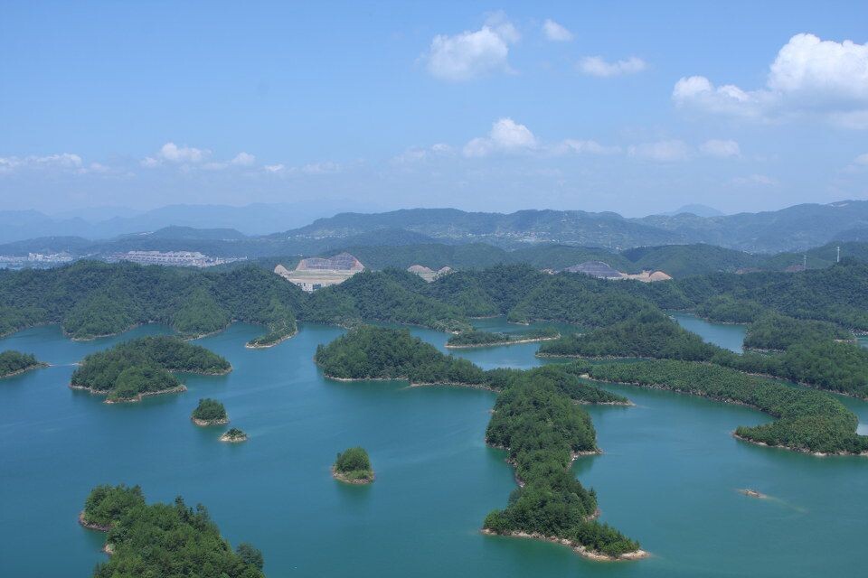 千岛湖-6<br />
千岛湖龙山尖顶拍湖面