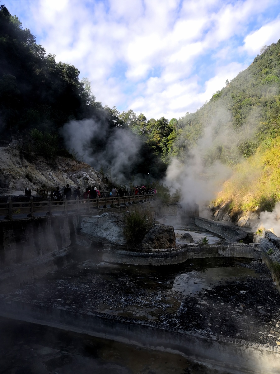 云南腾冲市热海风景区一一这是天然形成的温泉地热地带最高温度可达95