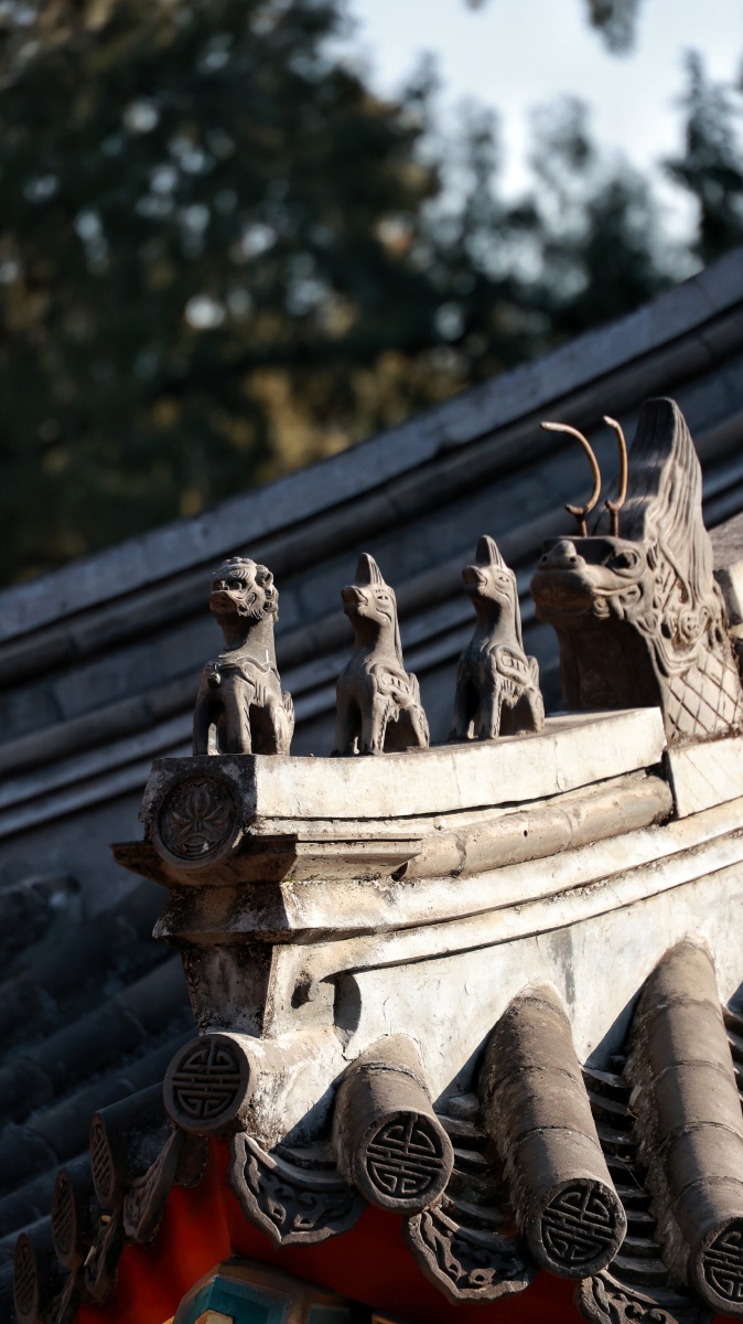 北京北海公园里的亭子上的脊兽