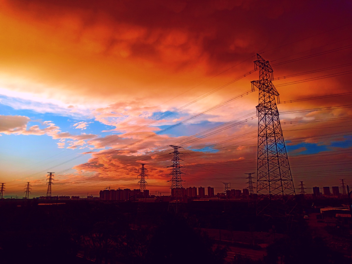 当夜幕降临时美丽的晚霞映入眼帘