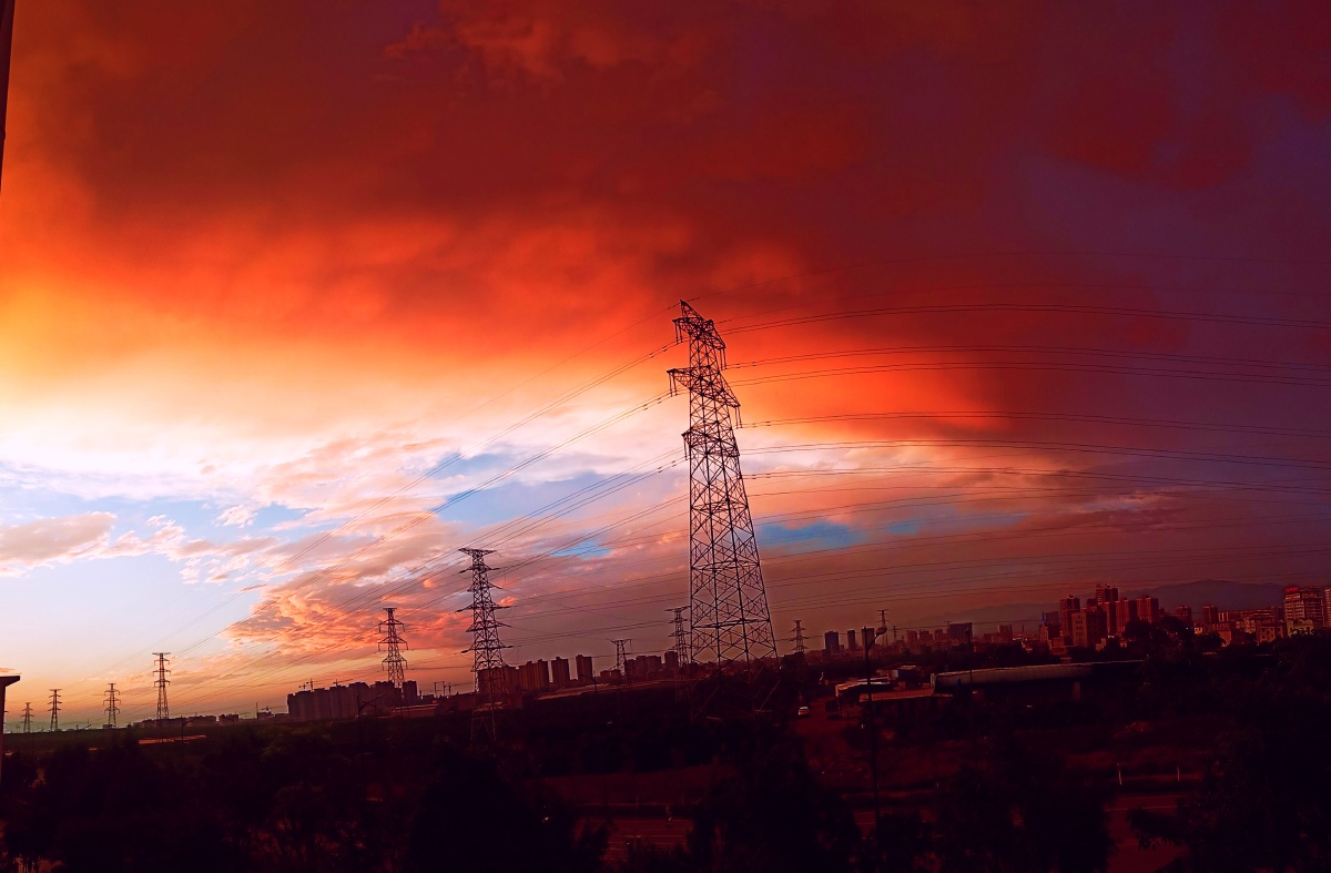 当夜幕降临时美丽的晚霞映入眼帘