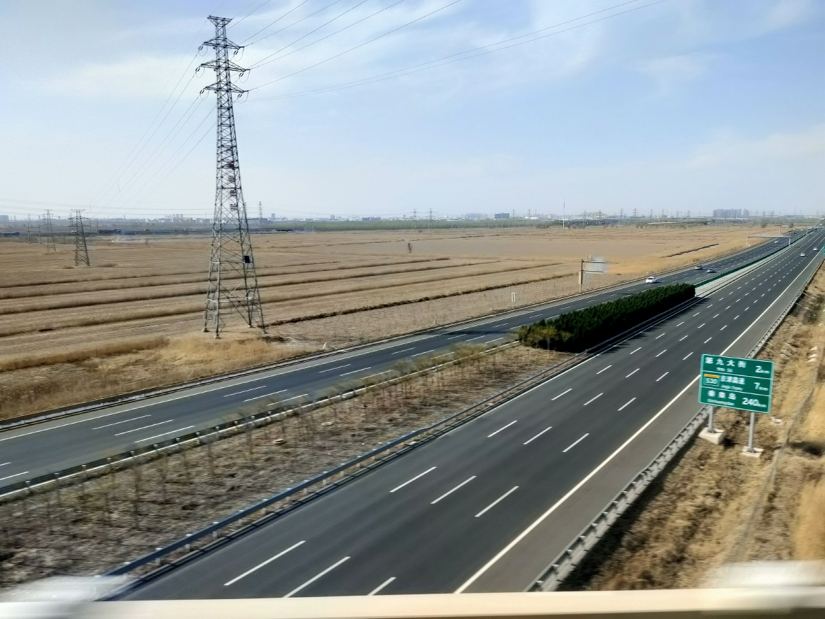 抓拍火车窗外的公路线风景