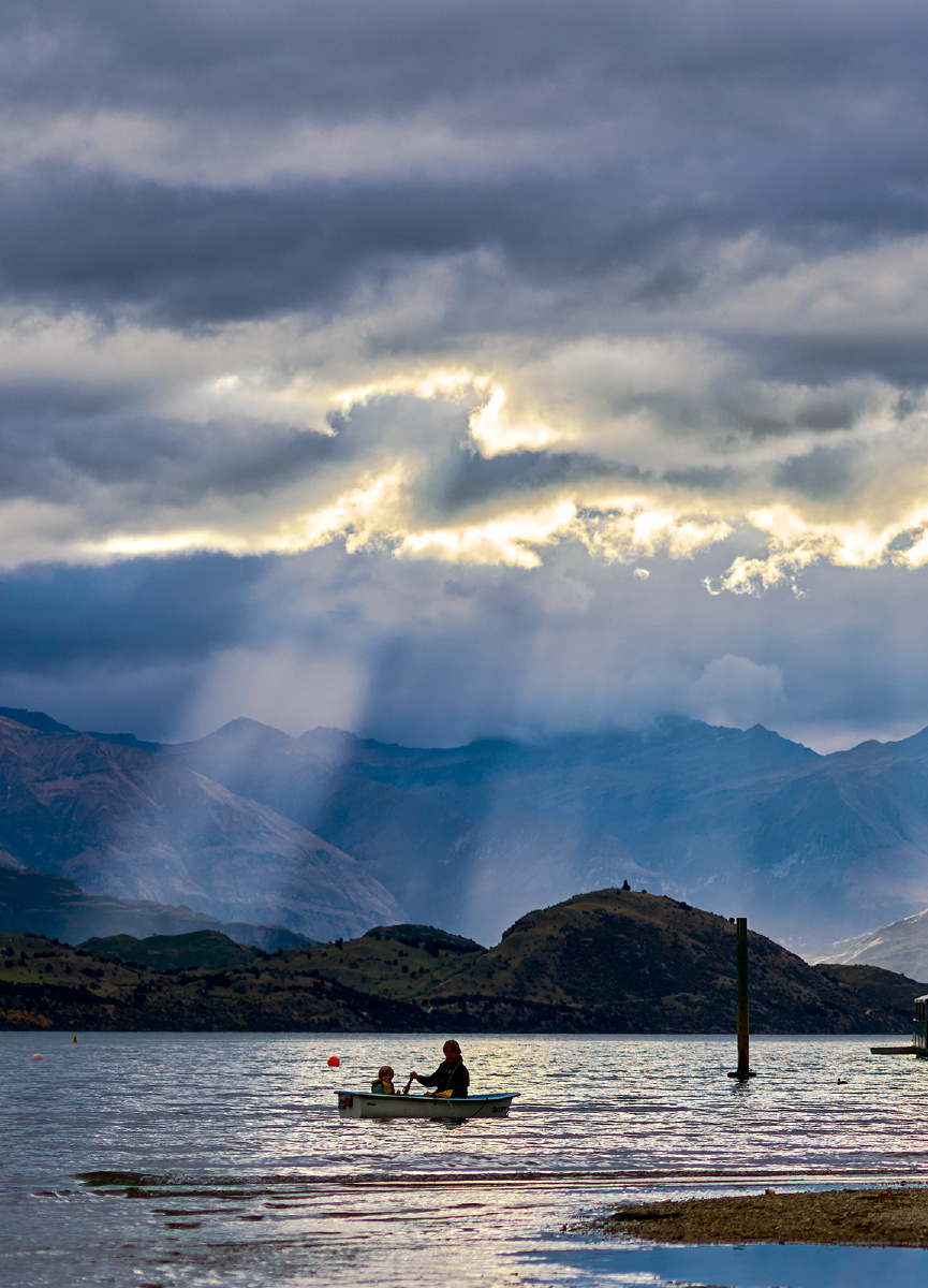 旅途留影湖中小船