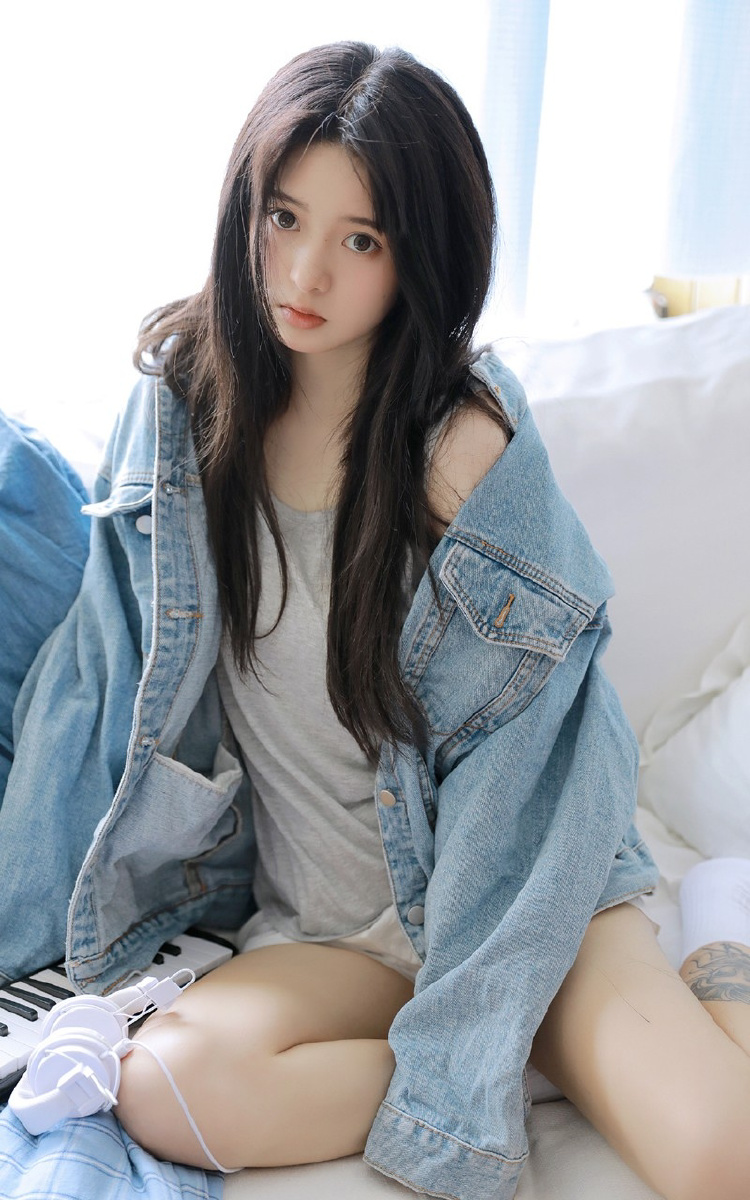 极品丰胸少女香肩半裸水灵灵杏眼清澈诱人美女