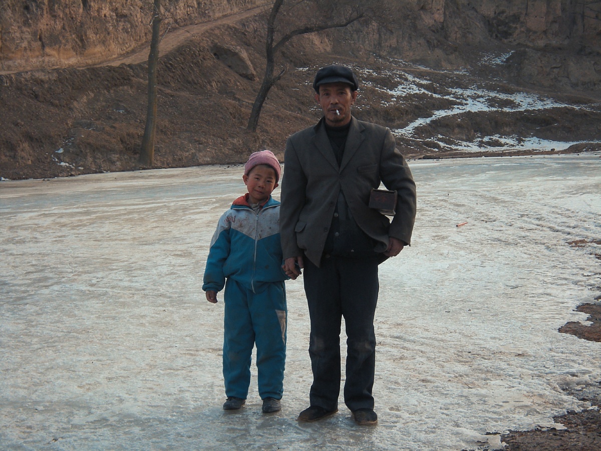 十多年前的甘肃黄土高原陇中冬日农村村民精神面貌贫穷而快乐着