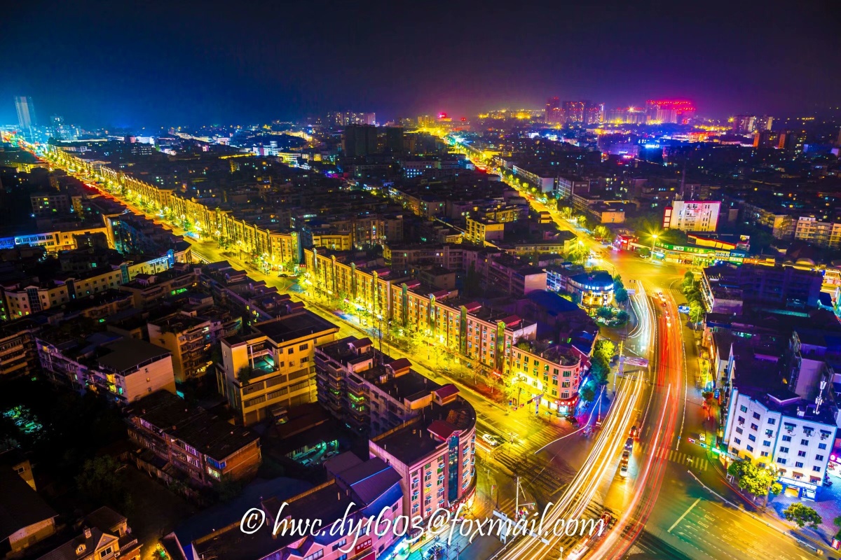 大邑夜色里流淌