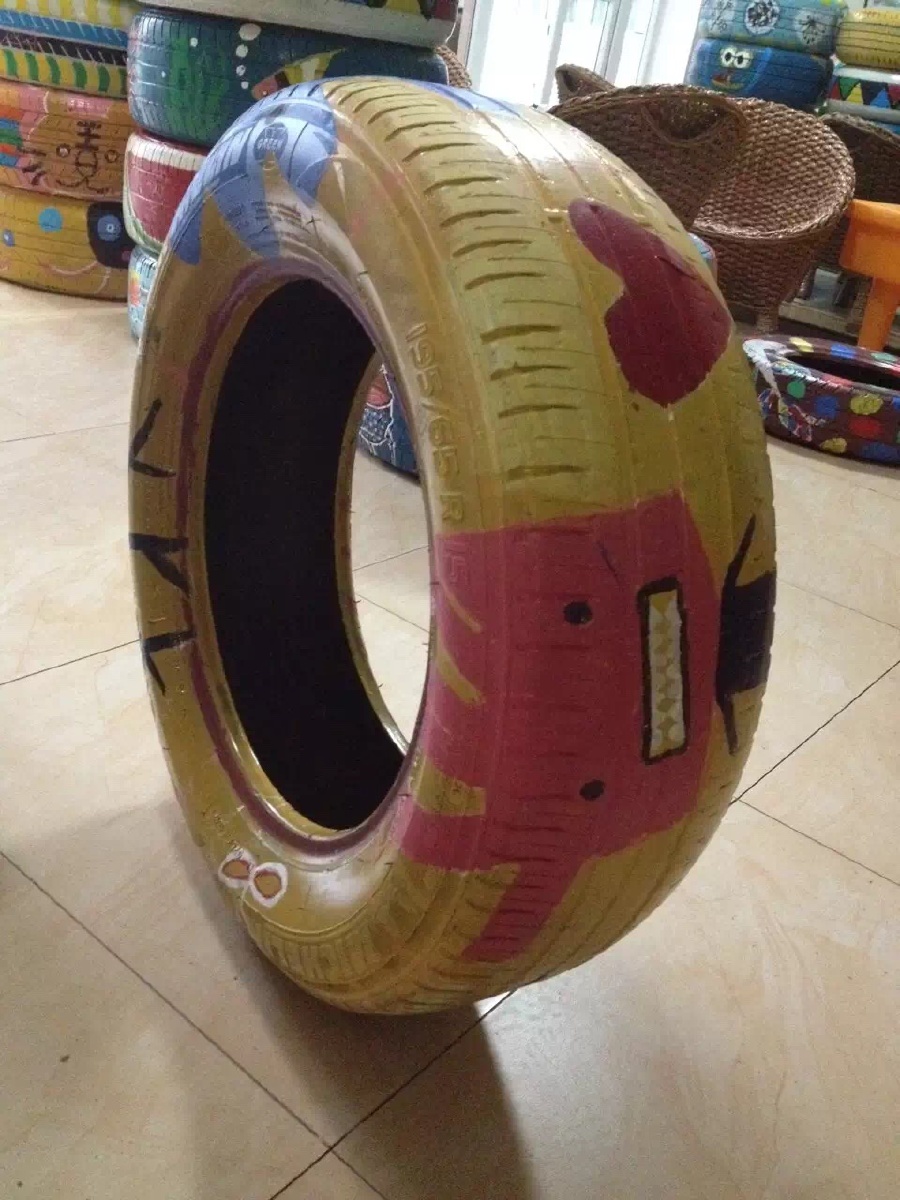 废弃物在利用轮胎彩绘海绵宝宝