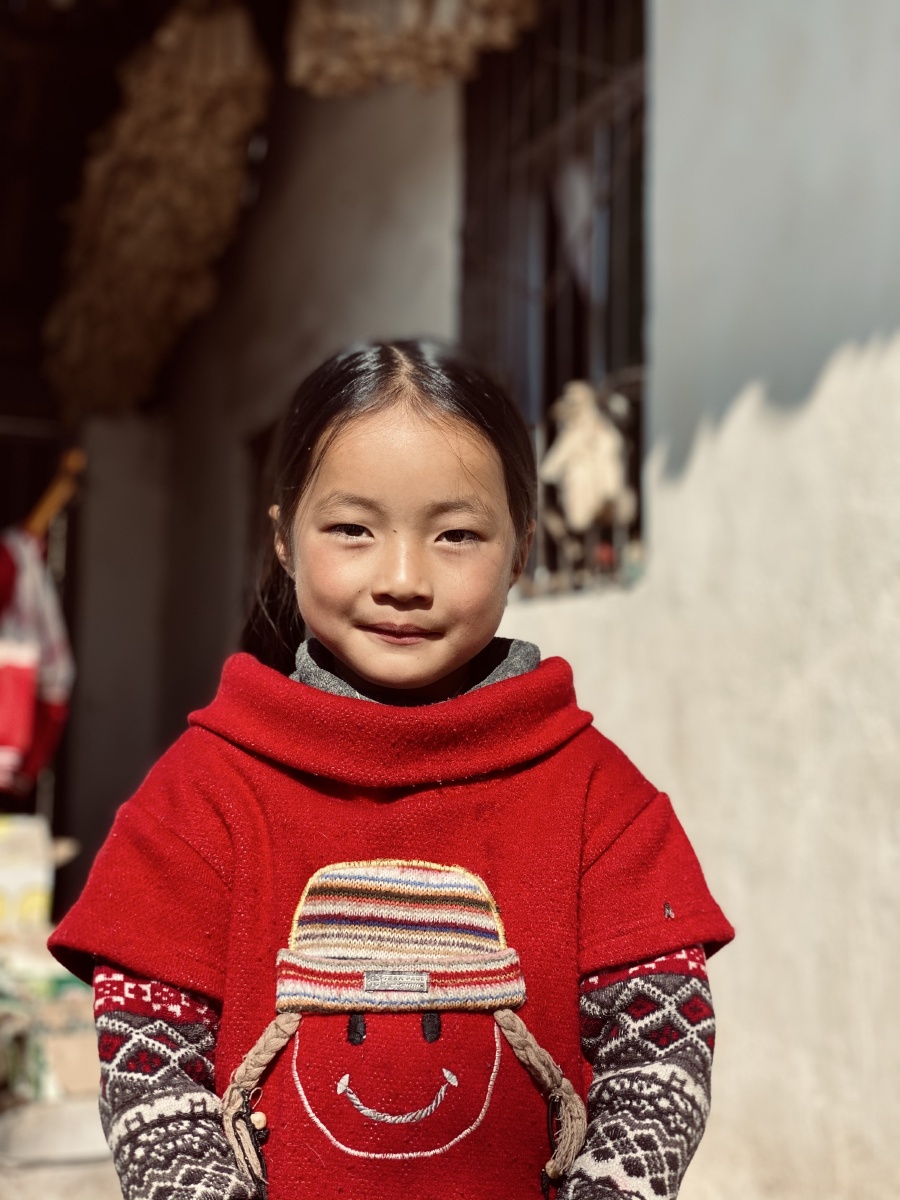 天真的彝族小女孩