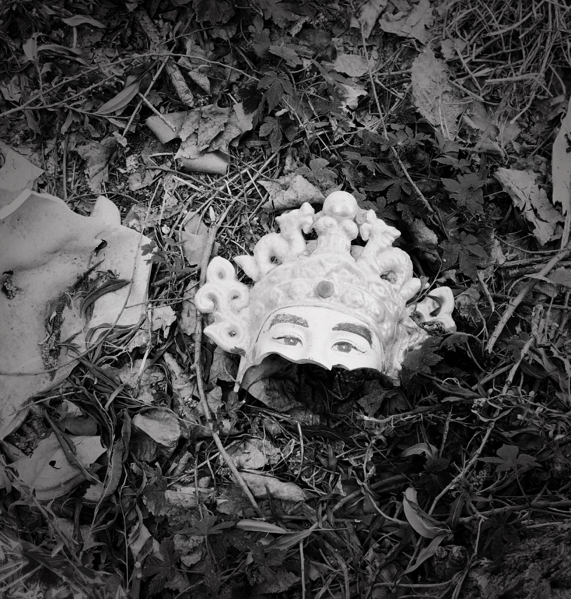 废弃的破碎的神像