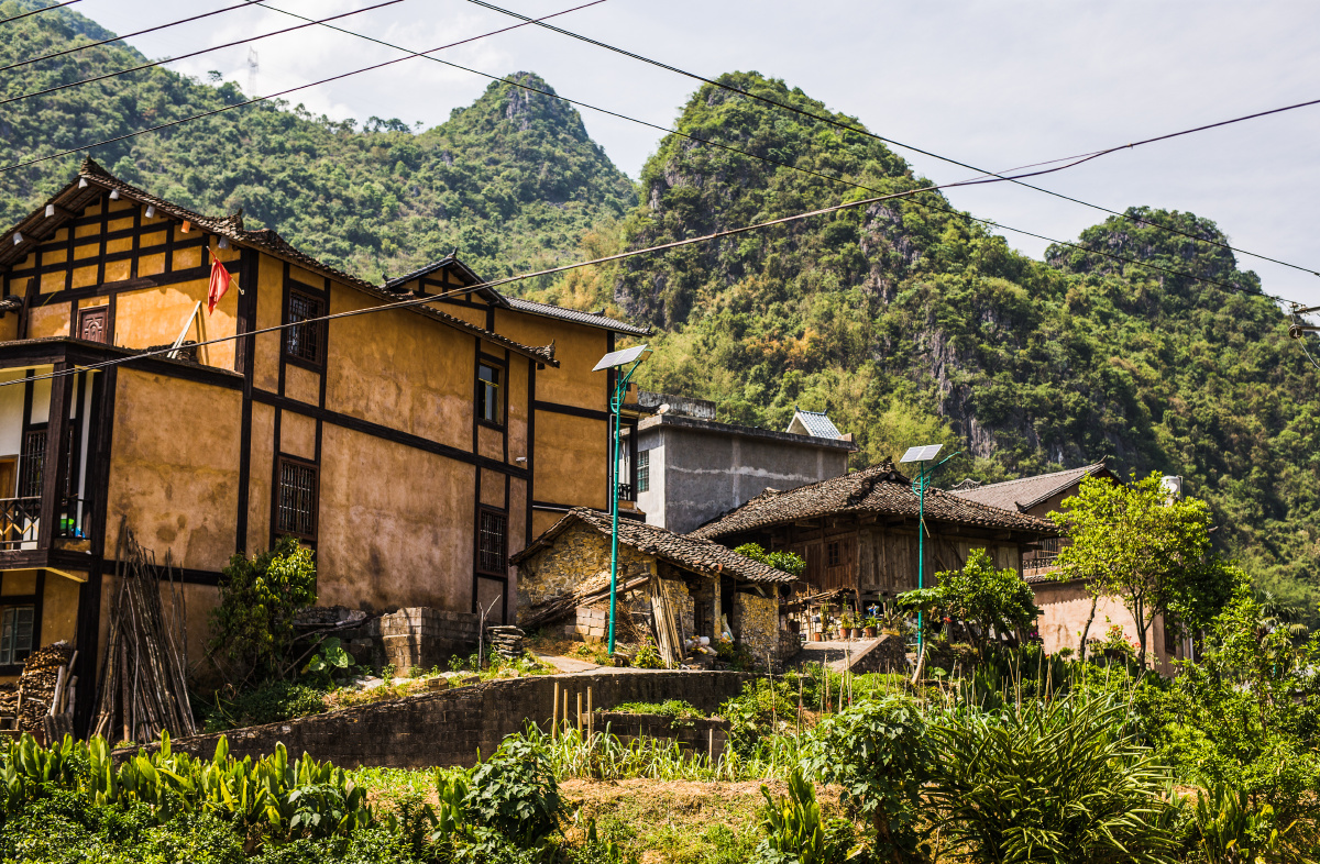 4摄于云南曲靖鲁布革乡腊者布依族村,旅游开发改造的水泥房屋与传统