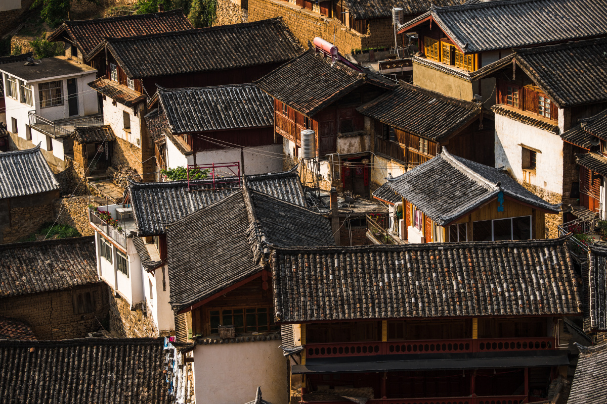 在消失的少数民族传统文化二116宝山石头城在一整块石头上建的纳西族