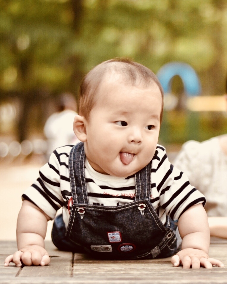 刚满六个月的胖娃娃