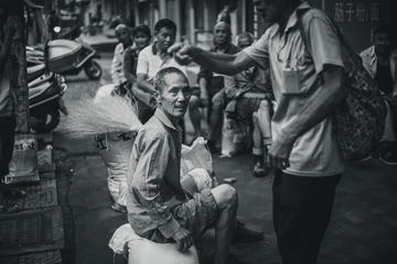 等待。