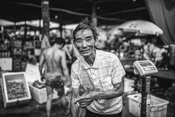 早市的人们。