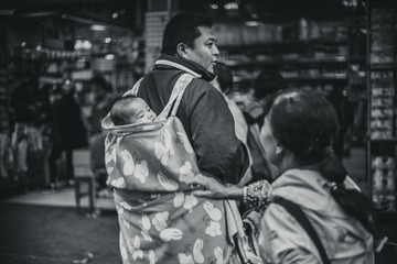 背上的孩子。