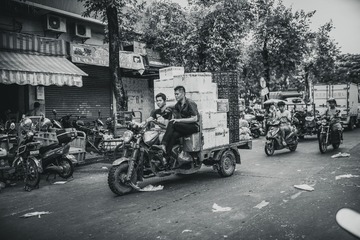 早市中的人们。