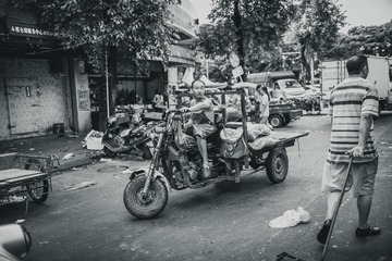 早市中的人们。
