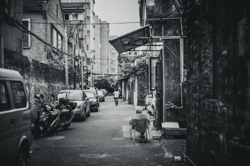 炎夏的傍晚暑气难消。