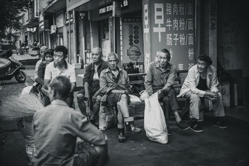 等待。