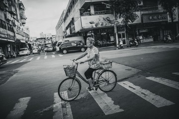 早市中的人们。