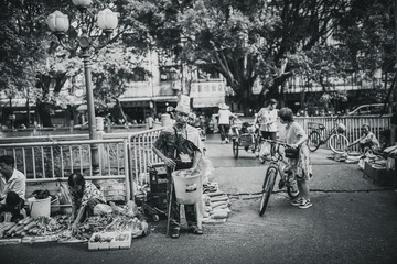 早市中的人们。