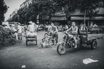 早市中的人们。