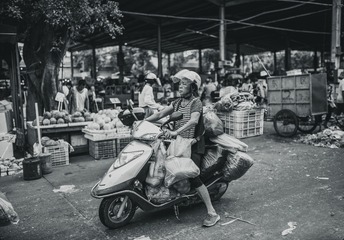 早市中的人们。