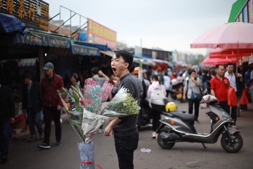 陪老婆逛街的苦，只有老男人才能懂。