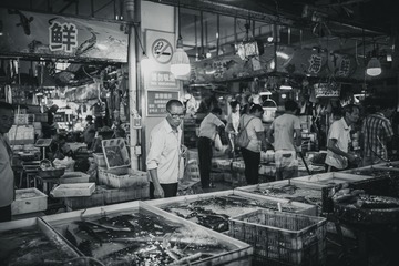 早市中的人们。