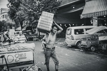 早市中的人们。