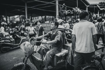 早市中的人们。