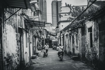 高楼之下……