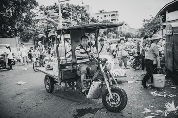 车来车往。