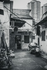 高楼之下。