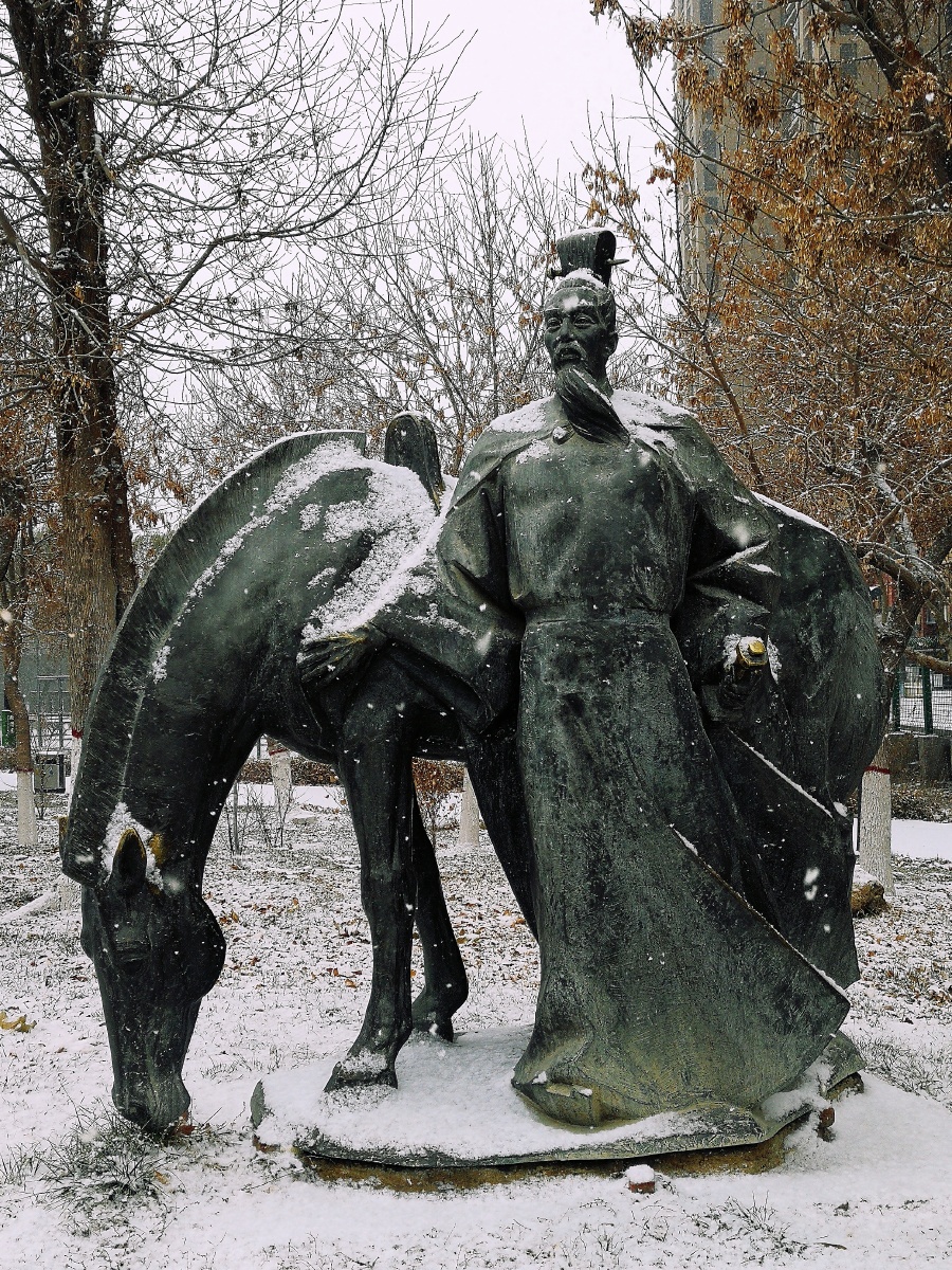 班超铜像位于新疆库尔勒孔雀河畔东汉班超出使西域曾饮马于此亦称饮马