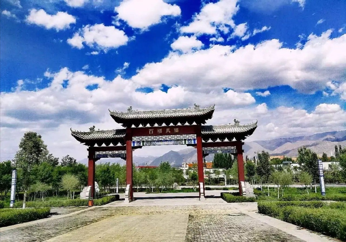 新疆生产建设兵团第二师铁门关市掠影注第二师前身是山东渤海军区教导