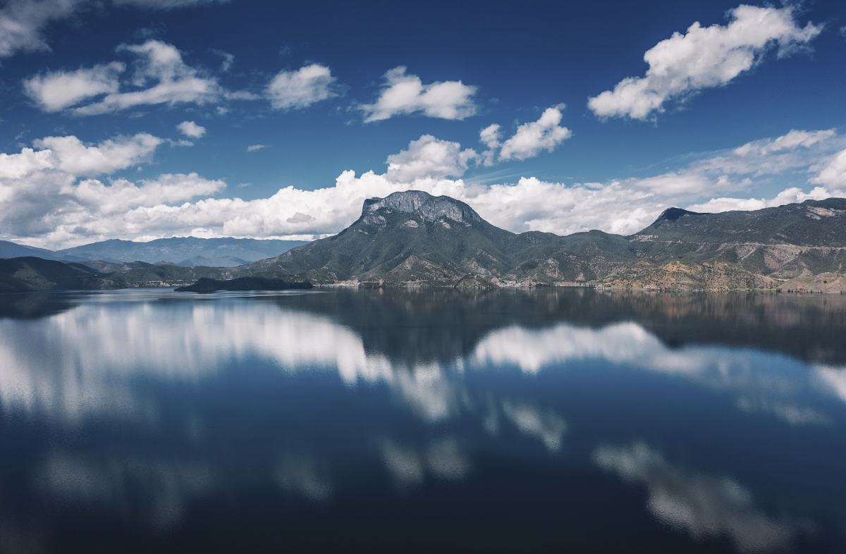 泸沽湖-格姆女神峰