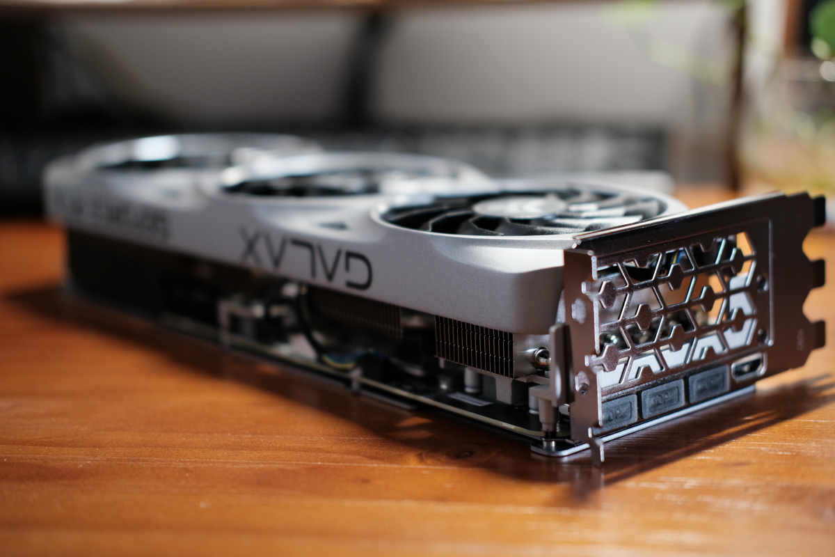 今年的次旗舰空气显卡影驰3080ti金属大师近照