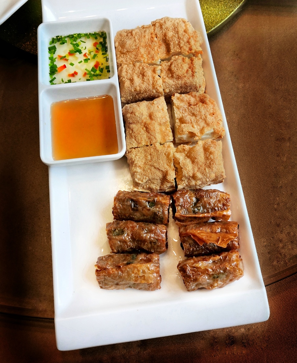 油炸豆干腐皮卷广东潮汕特色小吃外皮酥脆里嫩肉滑蘸韭菜盐水生蒜醋