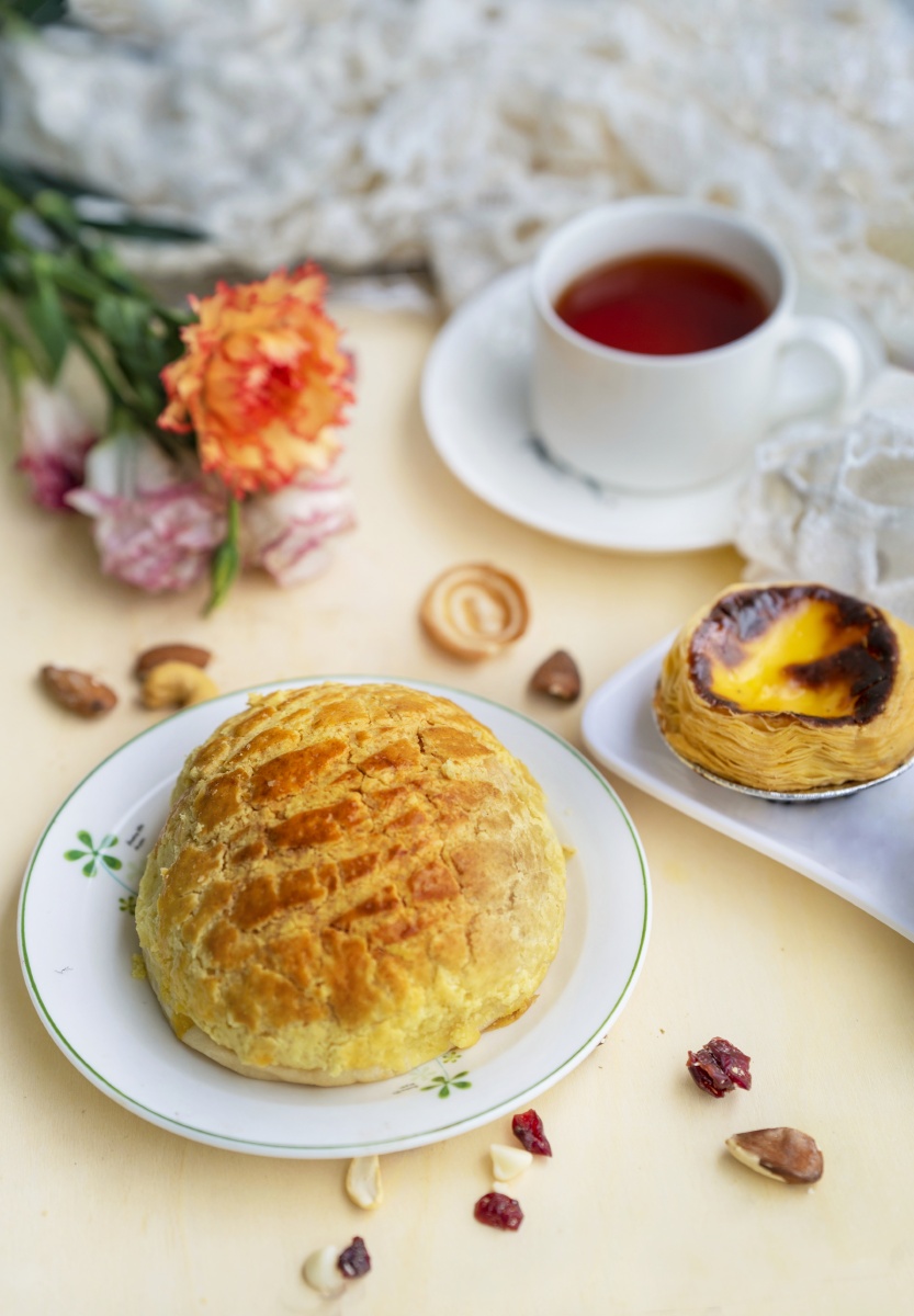 酥皮面包广式的酥皮面包新鲜出炉最好吃香气四溢酥皮脆咬上一口甜心里