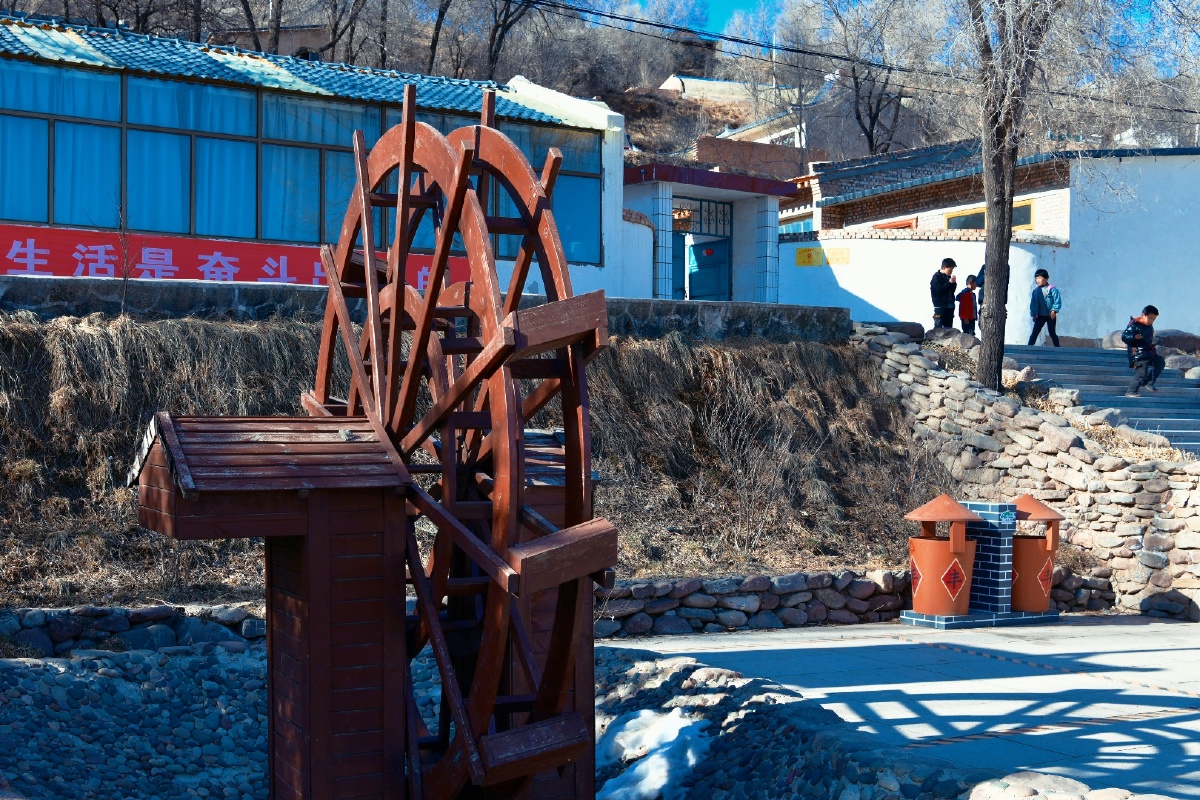 泾水之源避暑胜地走进泾源杨岭村石碾石磨水车青砖灰瓦的农家小院一派