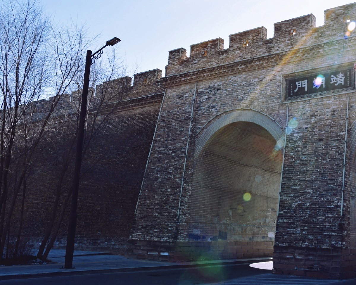 固原古城墙修建于明朝现保留有靖朔门古城墙墙垛角楼