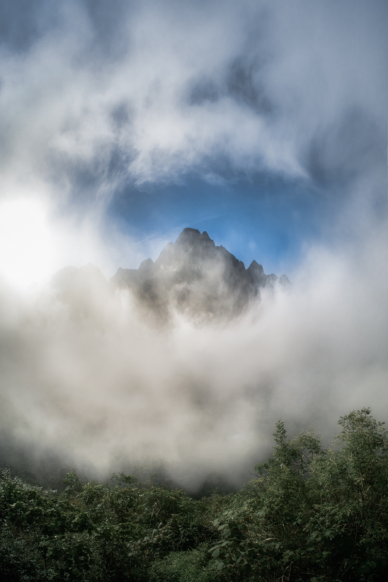 只在此山中,云深不知处
