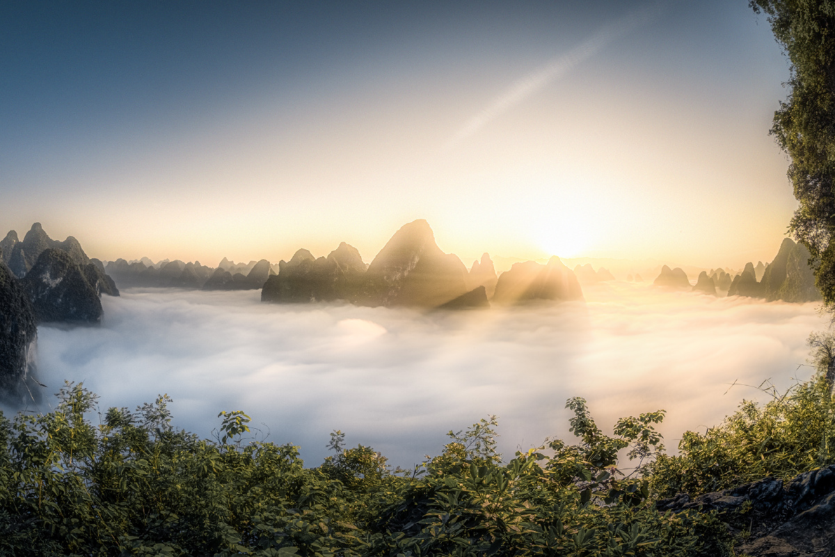 晨光照耀下的群山