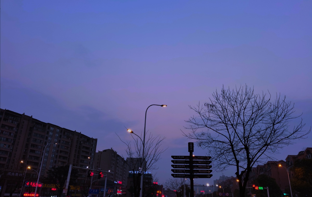 傍晚雨后的的街道与天空