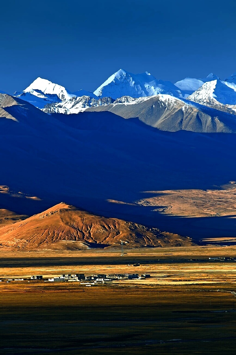 拉布吉康峰下的村落