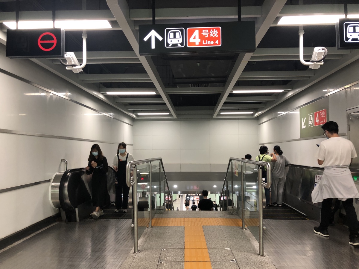 10月2020年,深圳地铁里,这是真实一面;大家大部分做低头族了,包括我